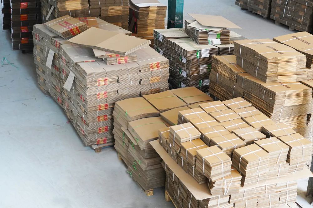 Wytnij opakowanie kartonowe