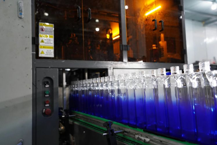 Szklana butelka z farbą w sprayu Gradient