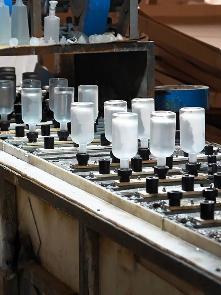 Warsztat obróbki butelek ze szkła mrożonego