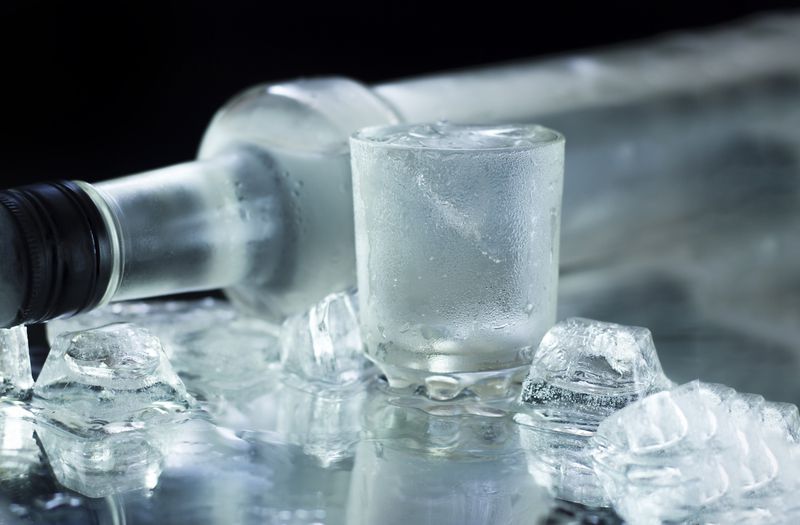 Dlaczego szklane butelki eksplodują po włożeniu do zamrażarki?