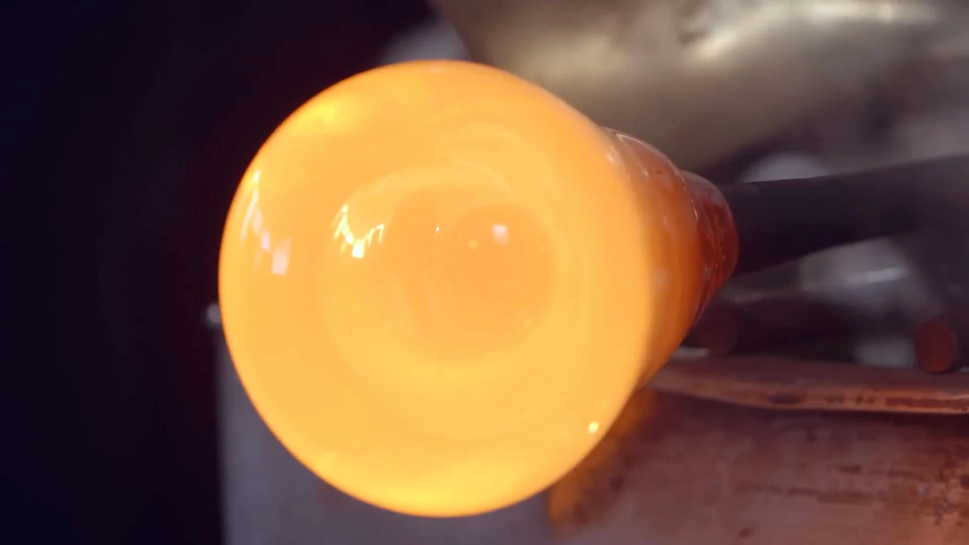 jak powstają szklane butelki